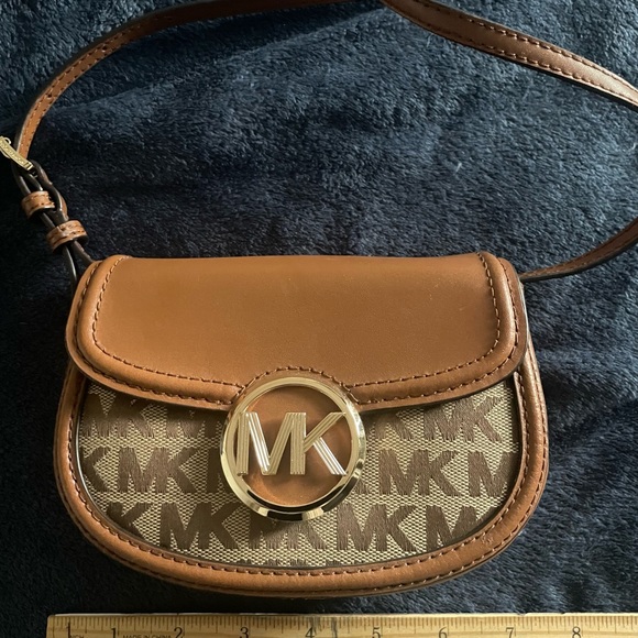 Michael Kors mini cross over bag - Picture 2 of 15